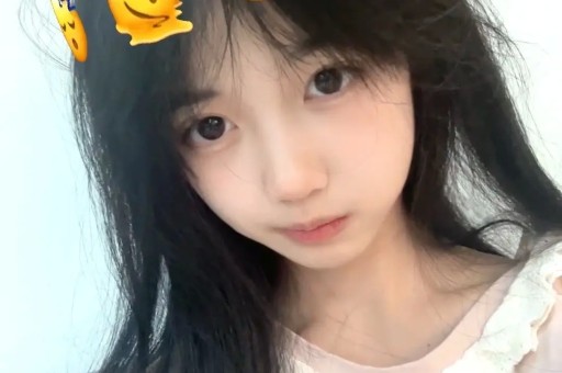 迪丽热巴深V造型登热搜引争议粉丝心疼担心走光审美讨论激烈